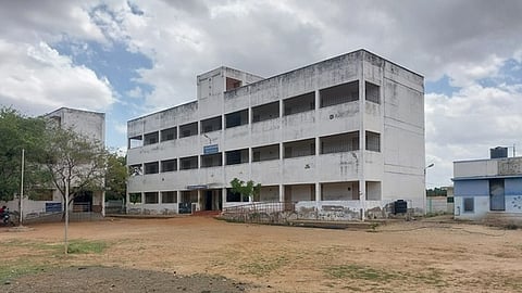 திட்டமிடப்படாத கட்டுமானங்கள்: வேடசந்தூா் அரசுப் பள்ளி மாணவிகள் பாதிப்பு!