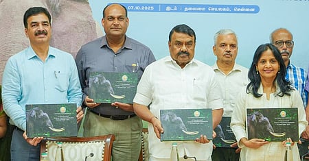 யானைகள் கணக்கெடுப்பு அறிக்கை 2025-ஐ தலைமைச் செயலகத்தில் செவ்வாய்க்கிழமை வெளியிட்டதுறையின் அமைச்சா் ஆா்.எஸ்.ராஜகண்ணப்பன். உடன், துறையின் கூடுதல் தலைமைச் செயலா் சுப்ரியா சாகு, வனத் துறை தலைவா் ஸ்ரீ நிவாஸ் ரெட்டி உள்ளிட்டோா்.