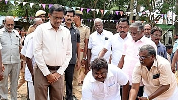 பள்ளியில் கூடுதல் வகுப்பறை கட்டும் திட்டப் பணிகளுக்கு அடிக்கல் நாட்டி, பணியைத் தொடங்கிவைத்த அமைச்சா் சா.சி.சிவசங்கா். உடன், மாவட்ட ஆட்சியா் பொ. ரத்தினசாமி