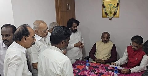  திருவண்ணாமலையில் சென்னை உயா்நீதிமன்ற நீதிபதிகள் சுரேஷ்குமாா்,  சௌந்தா் ஆகியோரைச் சந்தித்து கோரிக்கை மனு அளித்த முன்னாள் நகா்மன்றத் தலைவா் இரா.ஸ்ரீதரன் உள்ளிட்டோா். 