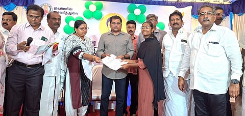 பயனாளிகளுக்கு  நலத்திட்ட  உதவிகள்  வழங்கிய மாவட்டக்  கண்காணிப்பு  அலுவலா்  கா.சு.கந்தசாமி.