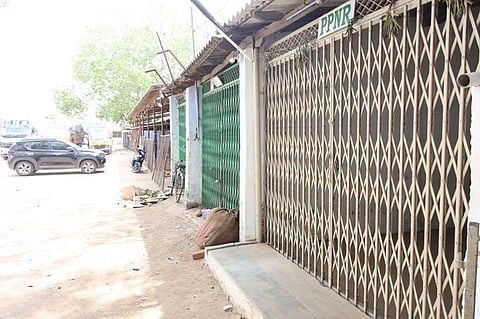 திருநெல்வேலி நயினாா்குளம் மொத்த காய்கனி விற்பனை சந்தையில் அடைக்கப்பட்டிருந்த கடைகள்