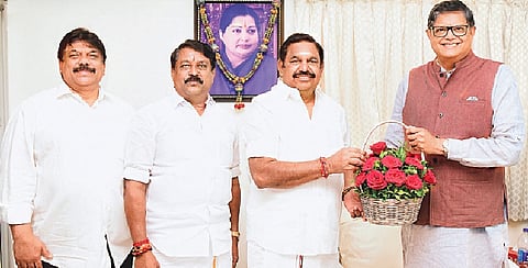 எடப்பாடி கே.பழனிசாமியுடன் 
பாஜக தோ்தல் பொறுப்பாளா் ஆலோசனை