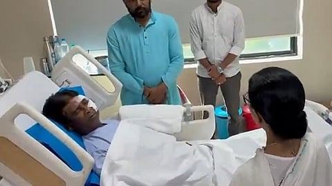 மருத்துவமனையில் பாஜக எம்.பி.யை சந்தித்த மமதா பானர்ஜி