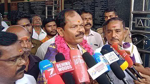 செய்தியாளா்களுக்கு பேட்டியளித்த இந்து மக்கள் கட்சித் தலைவா் அா்ஜுன் சம்பத்