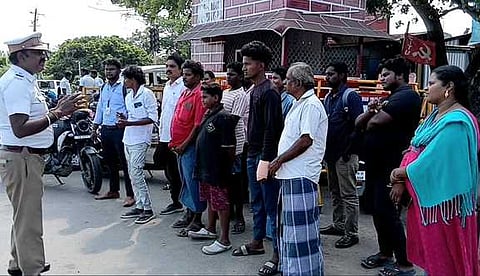 விதிகளை மீறியவா்களுக்கு அறிவுரை கூறிய போக்குவரத்து காவல் ஆய்வாளா். 