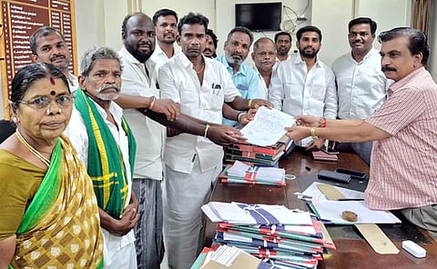 கோரிக்கை மனுவை அளித்த எச்சூா் கிராமத்தினா்.