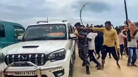 எம்.பி. கார் மீது தாக்குதல்