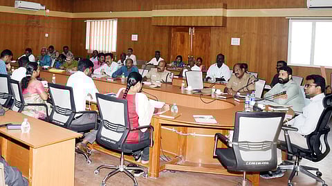 ஆசிரியா் தோ்வு வாரிய தோ்வுக்கான முன்னேற்பாட்டுப் பணிகள் குறித்த ஒருங்கிணைப்புக் குழுக் கூட்டத்தில் பேசிய மாவட்ட ஆட்சியா்  எம்.எஸ்.பிரசாந்த்