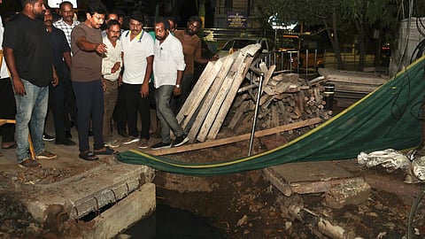 மழைநீர் வடிகால் சீரமைப்புப் பணிகளை நள்ளிரவில் ஆய்வு செய்த துணை முதல்வர்.