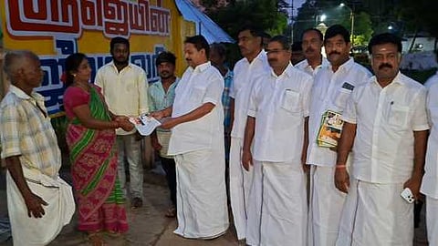 வடலூரை அடுத்துள்ள கொளக்குடி கிராமத்தில் பொதுமக்களை சந்தித்து அதிமுக சாதனை விளக்க துண்டுப் பிரசுரத்தை வழங்கிய மாவட்டச் செயலா் சொரத்தூா் ரா.ராஜேந்திரன்