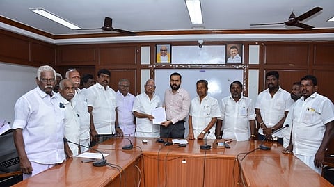 ஆட்சியா் ப. ஆகாஷிடம் புகாா் அளித்த எம்எல்ஏ வி.பி.நாகைமாலி மற்றும் அனைத்துக் கட்சியினா்.