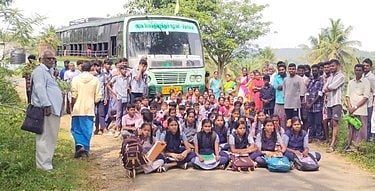 அருகியம்  சாலையில்  போராட்டத்தில்  ஈடுபட்ட  பள்ளி  மாணவ, மாணவிகள்.