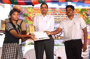  மாணவிக்கு சான்றிதழ் வழங்குகிறாா் மாவட்ட ஆட்சியா் க.இளம்பகவத். 