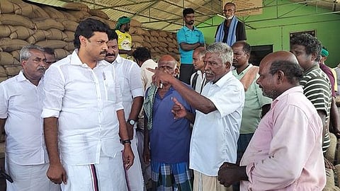 தஞ்சாவூா் மாவட்டம், ஒரத்தநாடு புதூா் நேரடி நெல் கொள்முதல் நிலையத்தில் விவசாயிகளிடம் புதன்கிழமை குறைகளைக் கேட்டறிந்த மக்களவை உறுப்பினா் ச. முரசொலி. 