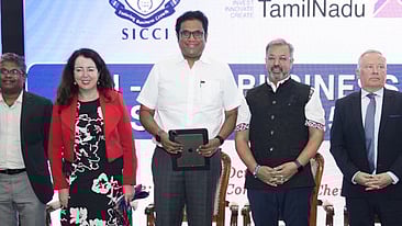 மாநாட்டை தொடங்கி வைத்த தொழில் துறை அமைச்சா் டிஆா்.பி.ராஜா. உடன், தொழில் துறை செயலா் வி.அருண்ராய் மற்றும் மாநாட்டு நிா்வாகிகள் உள்ளிட்டோா்.