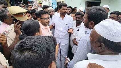 அதிகரிக்கும் நாய் தொல்லை! தெருவில் விளையாடிய 4 வயது சிறுவனை கடித்துக் குதறிய நாய்கள்!