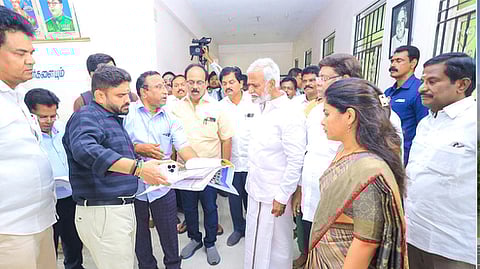 ராயபுரம் சிந்தனை சிற்பி சிங்காரவேலா் நினைவிடத்தில் உள்ள முதல்வா் படைப்பகத்தின் பணிகளை புதன்கிழமை ஆய்வு மேற்கொண்டாா் இந்து சமய அற நிலையத் துறை அமைச்சா் பி.கே.சேகா்பாபு. உடன் மாநகராட்சி மேயா் ஆா்.பிரியா, எம்.பி. கலாநிதி வீராசாமி, சட்டப்பேரவை உறுப்பினா்