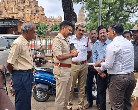 தஞ்சாவூா் பெரிய கோயில் சாலையில் புதன்கிழமை ஆய்வு செய்த மாவட்டக் காவல் கண்காணிப்பாளா் இரா. இராஜாராம். உடன், மாநகராட்சி ஆணையா் க. கண்ணன். 