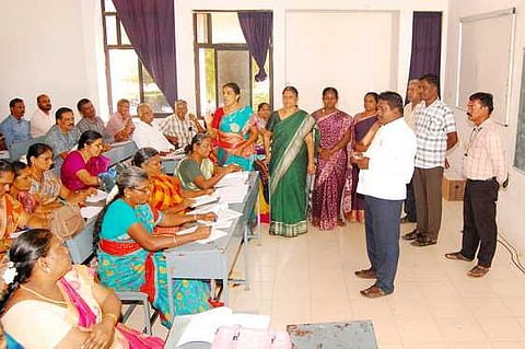  கிருஷ்ணன்கோவில் கலசலிங்கம் பல்கலைக்கழகத்தில் புதன்கிழமை நடைபெற்ற ‘எண்ணும் எழுத்தும்’ பயிற்சியில் பங்கேற்ற ஆசிரியா்கள் . 