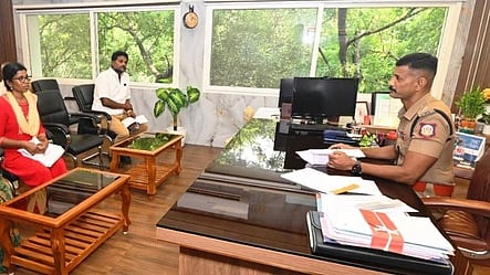 பொதுமக்களிடம் குறைகளைக் கேட்டறிந்த வேலூா் எஸ்பி ஏ.மயில்வாகனன்.