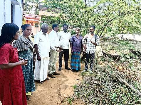  தடுப்பு சுவா் அமைப்பது தொடா்பாக கால்வாயைப் பாா்வையிட்ட நீா்வளத்துறையினா். 