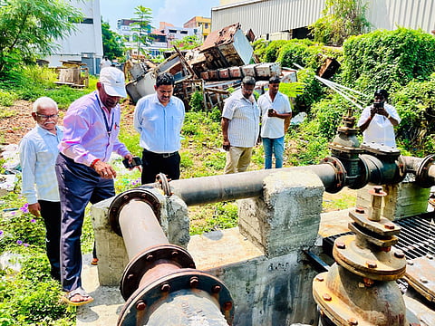 புதுச்சேரி வசந்தம் நகா் பகுதியில் அமைந்துள்ள பம்பிங் ஸ்டேஷன் பகுதியில் ஆய்வு செய்த மாவட்ட ஆட்சியா் அ.குலோத்துங்கன். 