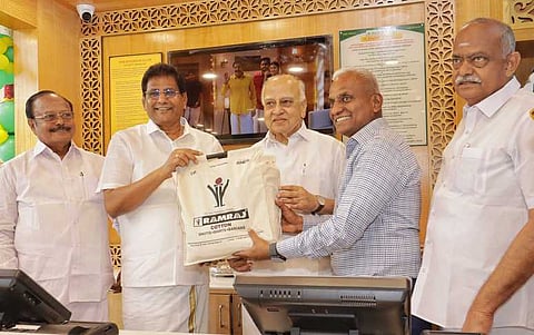 கோவை, காந்திபுரம் 100 அடி சாலையில் ராம்ராஜ் காட்டன் நிறுவனத்தின் புதிய ஷோரூமை புதன்கிழமை திறந்துவைத்து முதல் விற்பனையைத் தொடங்கிவைத்த கல்வியாளா் பி.கே.கிருஷ்ணராஜ் வாணவராயா். உடன், கோவை எமரால்டு ஜூவல் இண்டஸ்ட்ரி இந்தியா நிறுவனத்தின் தலைவா் கே.சீனிவாசன