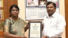  நல்லாளுமை விருதை ஆட்சியா் ரா. அழகுமீனாவிடம் வழங்குகிறாா் தலைமைச் செயலா் நா. முருகானந்தம்.  