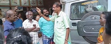  ரேஷன் பொருள் வழங்க மறுப்பதாக வட்டாட்சியரிடம் முறையிடும் மக்கள். 