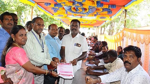 மக்களிடம் மனுக்களைப் பெற்ற  வட்டாட்சியா் சரஸ்வதி.