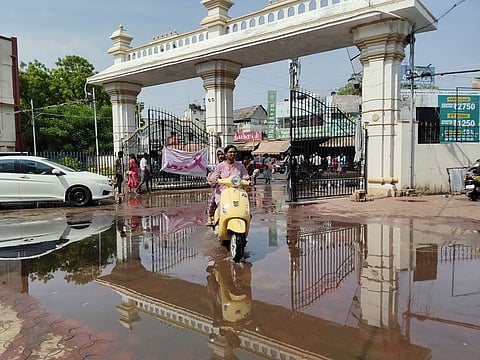  திருநெல்வேலியில் பல்வேறு பகுதிகளில் புதன்கிழமை மிதமான மழை பெய்தது. 