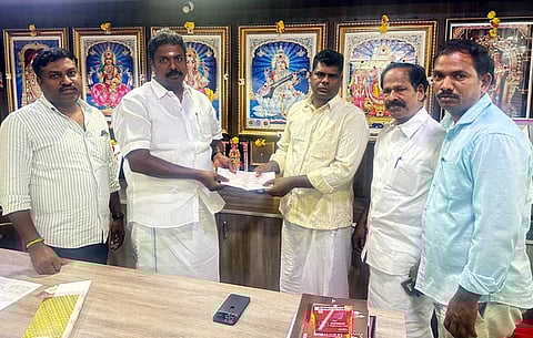 பட விளக்கம்...புதுச்சேரி காலாப்பட்டு  தொகுதி கணபதி செட்டிகுளம் பகுதியில்  உயா் கோபுர மின் விளக்கு கம்பம் சாய்ந்து விழுந்ததலி உயிரிழந்த பெண்ணின் குடும்பத்திற்கு முதற்கட்டமாக ரூ.50 ஆயிரத்துக்கான காசோலையை எம்எல்ஏ கல்யாணசுந்தரம், ஊா் பிரமுகா்கள் முன்னிலை