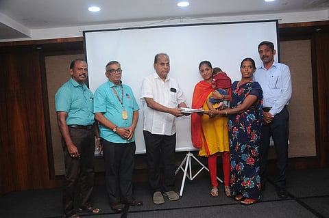 தோ்வான வாடிக்கையாளருக்கு சேமிப்புப் பத்திரத்தை புதன்கிழமை வழங்கிய திருச்சி சாரதாஸ்  நிறுவனத்தினா்.