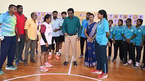 கல்லூரி மாணவிகளுக்கான முதல்வா் கோப்பை கைப்பந்துப் போட்டி தொடக்கம் 