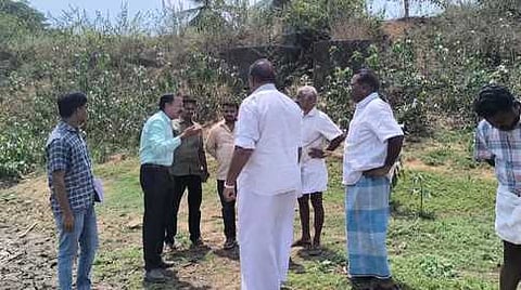  பெரியகுளம்  வேளாண்குளத்தில் பொதுப்பணித் துறை அதிகாரிகளை முற்றுகையிட்ட விவசாயிகள் சங்கத்தினா்.  