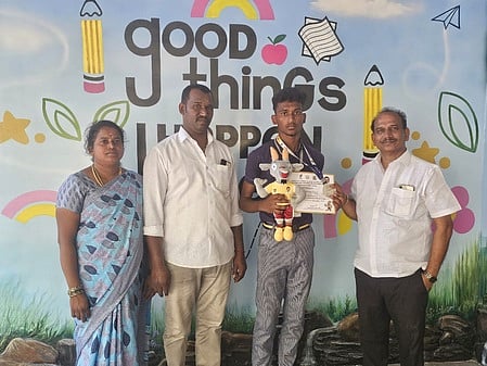  சிறப்பிடம் பெற்ற மாணவருக்கு பரிசு வழங்கினாா் பள்ளித் தாளாளா் பாலமுருகன். 