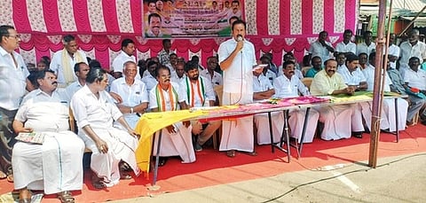  கையொப்ப இயக்கத்தைத் தொடங்கி வைக்கும் ராஜேஷ்குமாா் எம்எல்ஏ. 