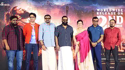 பத்திரிகையாளர் சந்திப்பின் போது புகைப்படத்திற்கு போஸ் கொடுத்த காந்தார படத்தின் சாப்டர் - 1ல் நடித்த நடிகர்-இயக்குநர் ரிஷப் ஷெட்டி,  நடிகர்கள் குல்ஷன் தேவையா மற்றும் ஜெயராம், தயாரிப்பாளர் சாலுவே கெளடா உள்ளிட்டோர்.