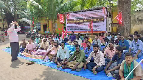 விழுப்புரம்: மின் ஊழியர்கள் 2-வது நாளாக காத்திருப்பு போராட்டம்!