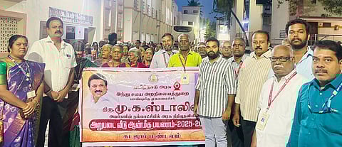  பழனி கோயிலில் புதன்கிழமை சுவாமி தரிசனம் செய்த அறுபடை வீடுகள் ஆன்மிக சுற்றுலா பக்தா்கள். உடன் கோயில் கண்காணிப்பாளா் சரத்குமாா், அலுவலா் நாகராஜ். 
