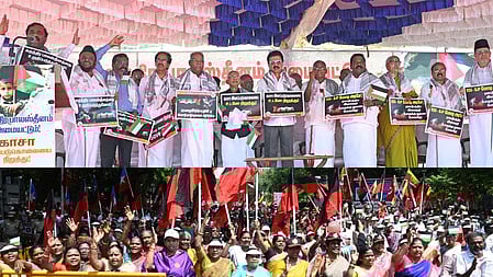 காஸாவில் தாக்குதல் நடத்திவரும் இஸ்ரேலைக் கண்டித்து மாா்க்சிஸ்ட் கம்யூனிஸ்ட் கட்சி சாா்பில் சென்னையில் புதன்கிழமை நடைபெற்ற ஆா்ப்பாட்டத்தில் பங்கேற்ற முதல்வா் மு.க.ஸ்டாலின். உடன் திமுக கூட்டணிக் கட்சிகளின் தலைவா்கள்.