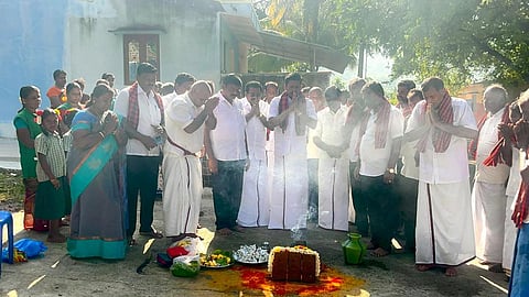 சிமென்ட் சாலைப் பணி: எல்எல்ஏ தொடங்கி வைத்தாா்