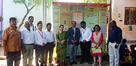 கேந்திரிய வித்யாலா பள்ளியில் குடிநீா் சுத்திகரிப்பு இயந்திரம் இயக்கிவைக்கும் நிகழ்வில் சாா் ஆட்சியா் எம். பூஜா, ஓஎன்ஜிசி காவிரி அசெட் மேலாளா் உதய் பஸ்வான், பள்ளி முதல்வா் ரங்கசாமி உள்ளிட்டோா். 