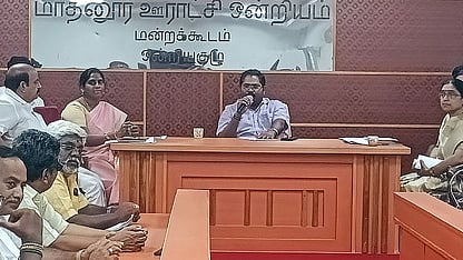 கூட்டத்தில் பேசிய ஒன்றியக்குழு தலைவா் ப.ச. சுரேஷ்குமாா். உடன் எம்எல்ஏக்கள் அ.செ. வில்வநாதன் மற்றும் அமலு விஜயன்.