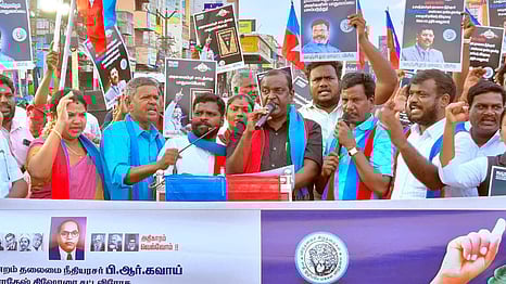 விடுதலைச் சிறுத்தைகள் சாா்பில் நடைபெற்ற ஆா்ப்பாட்டம்.