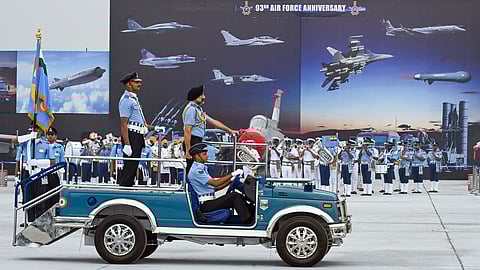 காசியாபாத்தில் உள்ள ஹிண்டன் விமானப்படை நிலையத்தில் 93வது விமானப்படை தினத்தை முன்னிட்டு நடைபெறும் அணிவகுப்பை பார்வையிட்ட விமானப்படைத் தளபதி ஏர் சீஃப் மார்ஷல் அமர் பிரீத் சிங்.