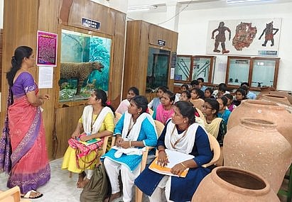  பழனி அரசு அருங்காட்சியகத்தில் புதன்கிழமை நடைபெற்ற வரலாற்றுச் சின்னங்கள் குறித்த பயிலரங்கில் பங்கேற்ற கல்லூரி மாணவிகள். 