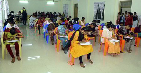 மதுரை ஸ்ரீமீனாட்சி அரசு மகளிா் கலைக் கல்லூரியில் அண்மையில் நடைபெற்ற கலைத் திருவிழா போட்டிகளில் பங்கேற்ற மாணவிகள். 