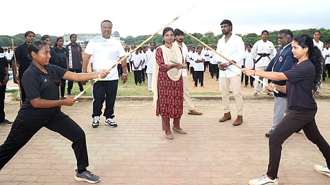 புதுக்கோட்டையில் அரசு விடுதிகளில் தங்கிப் பயிலும் மாணவிகளுக்கான தற்காப்புக் கலைப் பயிற்சியை புதன்கிழமை தொடங்கி வைத்த மாவட்ட ஆட்சியா் மு. அருணா.